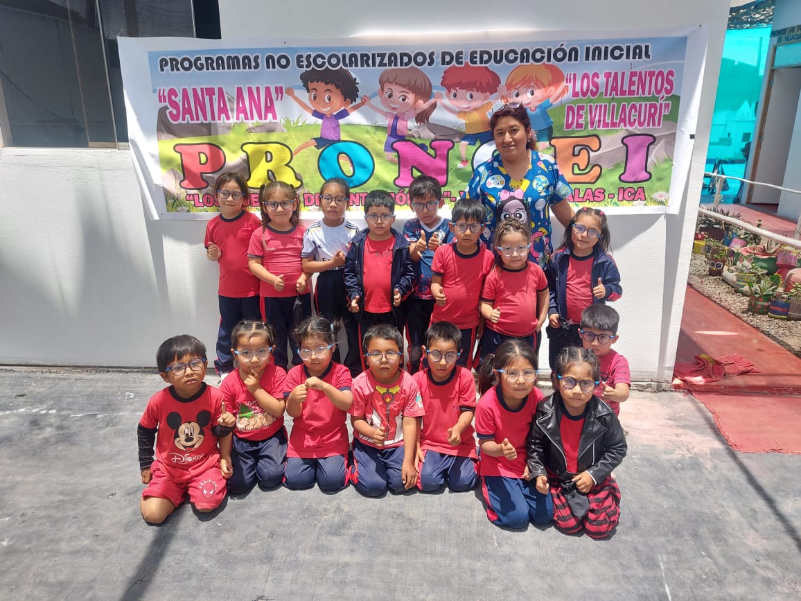 Grupo de niños con lentes, pulgares arriba